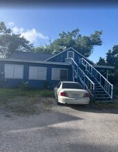 310 N Rock Island St in Angleton, TX - Building Photo - Building Photo