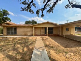 3101 E Price St in Laredo, TX - Building Photo