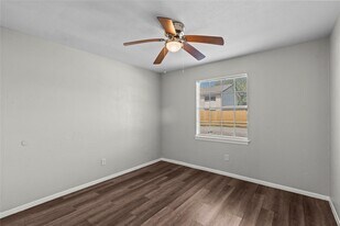 2202 16th Ave N in Texas City, TX - Building Photo