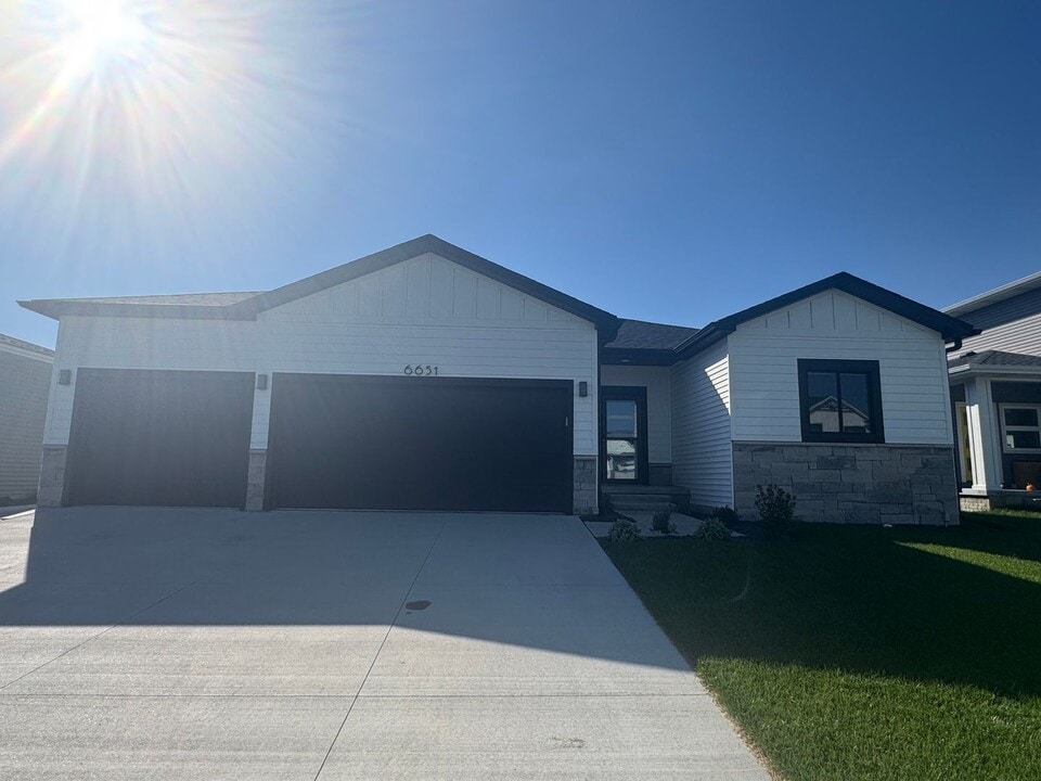 6651 Verano Dr in Lincoln, NE - Building Photo