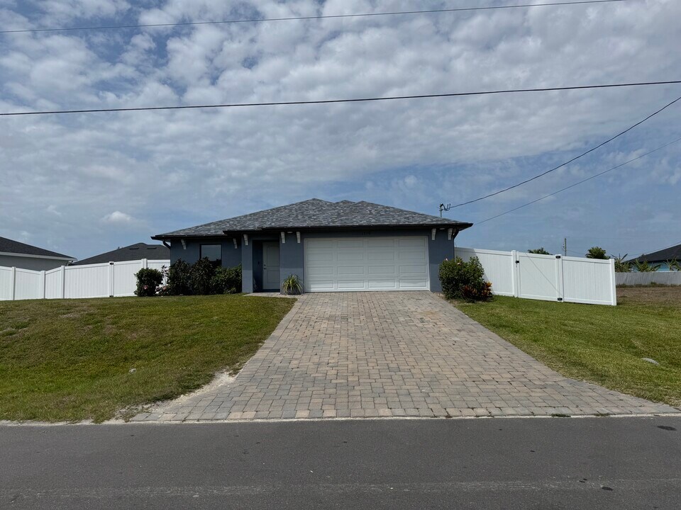 1330 NE 6th Pl in Cape Coral, FL - Building Photo