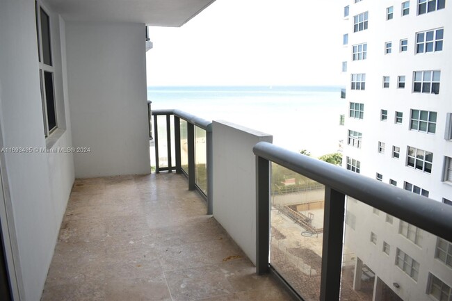 6039 Collins Ave in Miami Beach, FL - Building Photo - Building Photo