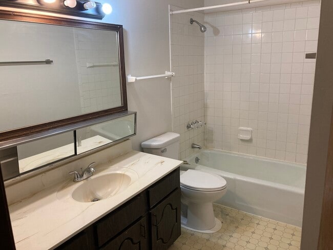 10628 W Bobolink Ave, Unit 8 in Milwaukee, WI - Foto de edificio - Building Photo