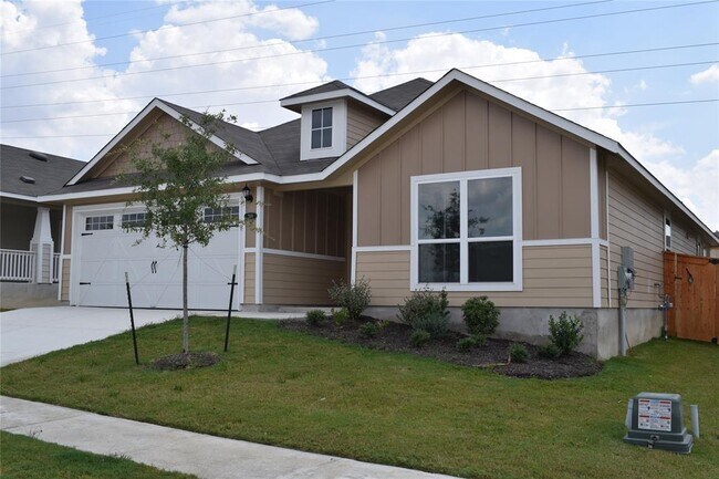 208 Shugart St in San Marcos, TX - Building Photo - Building Photo