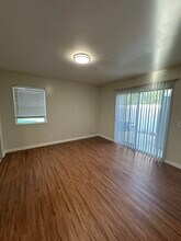 22636 Oxnard St in Woodland Hills, CA - Building Photo - Building Photo