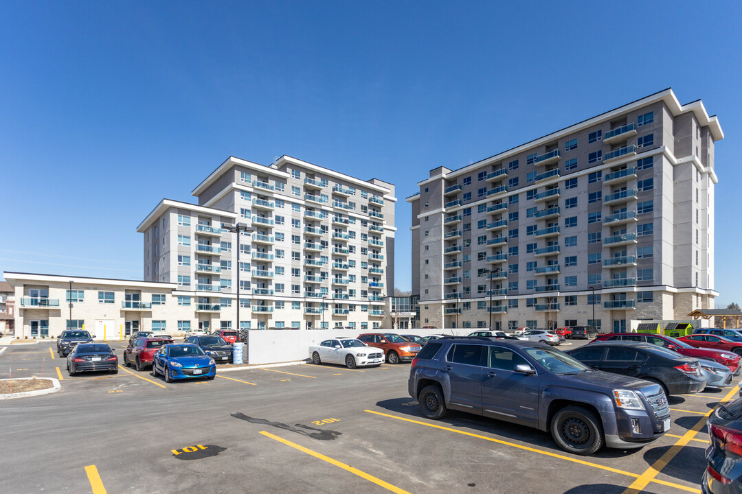 The Pinnacle in Hamilton, ON - Building Photo