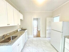 44 High St, Unit 3 in Brookline, MA - Building Photo - Building Photo