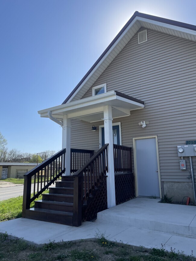 105 W Summit St in Winterset, IA - Building Photo - Building Photo