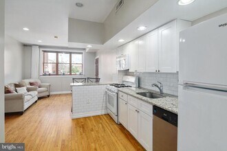 615 S 11th St, Unit 2 in Philadelphia, PA - Building Photo - Building Photo