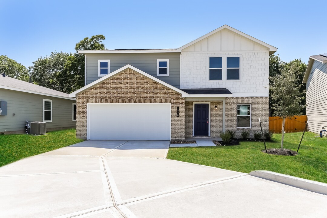 13007 S Green Wing Cir in Willis, TX - Building Photo