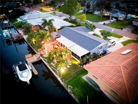 4165 13th Ln NE in St. Petersburg, FL - Building Photo