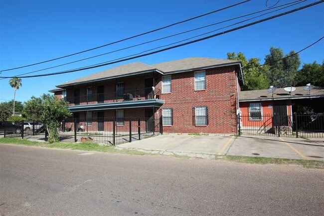 103 Mims Ave, Unit 2 in Laredo, TX - Building Photo - Building Photo