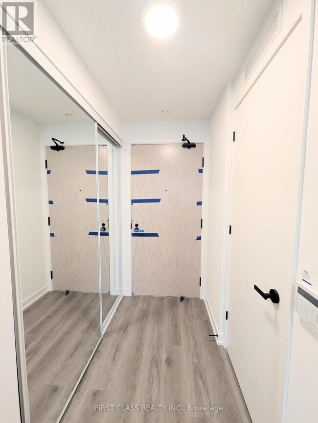 28 Interchange Wy in Vaughan, ON - Building Photo - Building Photo