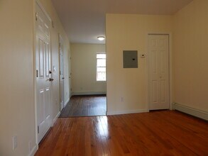 230 5th St, Unit #2 in Jersey City, NJ - Foto de edificio - Building Photo