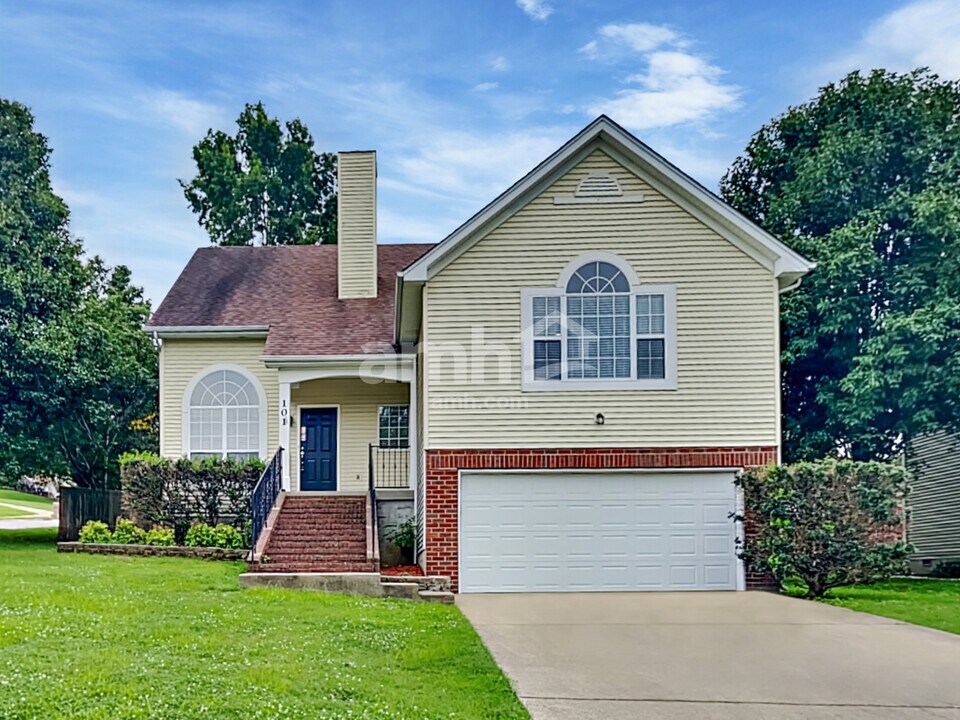 101 Shelter Cove in Hendersonville, TN - Building Photo