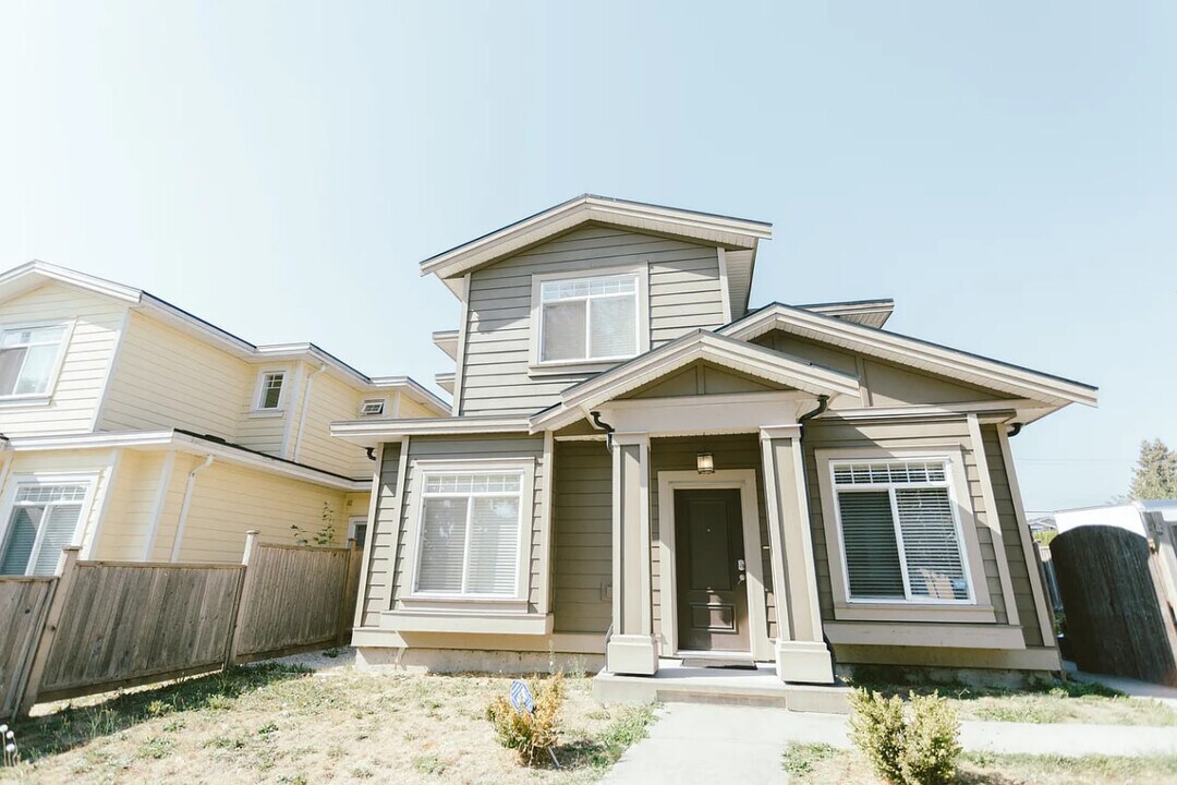7459 15th Av in Burnaby, BC - Building Photo
