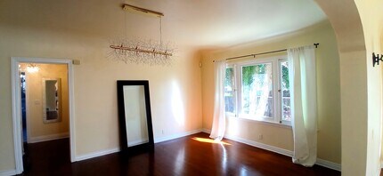 1072 S Cloverdale Ave in Los Angeles, CA - Foto de edificio - Building Photo