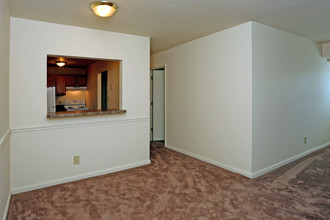 Pinewood Apartments in Hampton, VA - Building Photo - Interior Photo