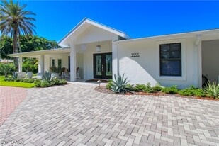 1555 Crayton Rd in Naples, FL - Foto de edificio - Building Photo