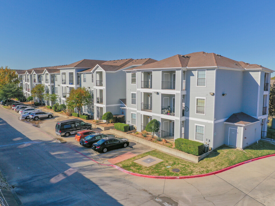 St. Augustine Estate Apartments in Dallas, TX - Building Photo