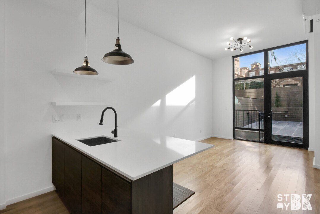610 Myrtle Ave in Brooklyn, NY - Building Photo