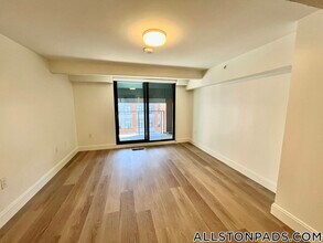 1079 Commonwealth Ave in Boston, MA - Building Photo - Building Photo