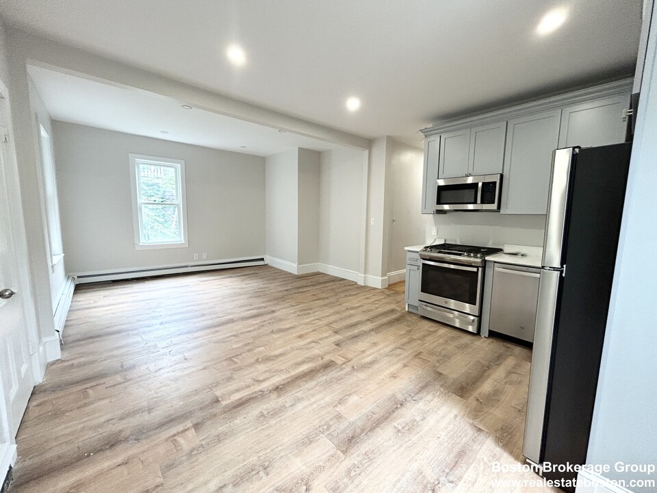 102 Buttonwood St, Unit 3 in Boston, MA - Building Photo