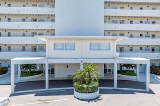 Starlight Tower in St Pete Beach, FL - Foto de edificio - Building Photo