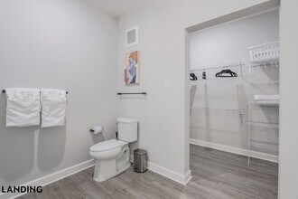 5001 Willowgate Loop, Unit 02-2305 in Tice, FL - Foto de edificio - Building Photo