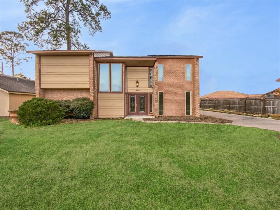 706 S Diamondhead Blvd in Crosby, TX - Building Photo