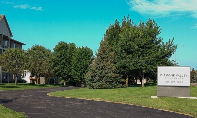 1019 E Sunrise Pl in Sioux Falls, SD - Foto de edificio - Building Photo