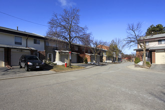 2800 Midland Ave in Toronto, ON - Building Photo - Building Photo