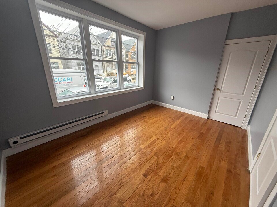 129 W 54th St in Bayonne, NJ - Foto de edificio