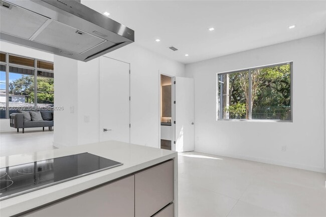 3204 Plaza St in Miami, FL - Building Photo - Building Photo