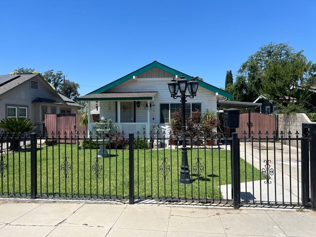 421 B St in Bakersfield, CA - Building Photo - Building Photo