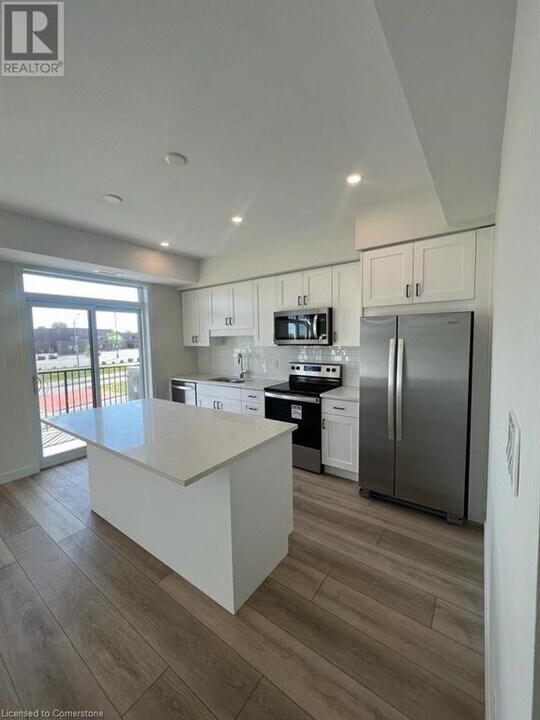 405 Myers Rd in Cambridge, ON - Building Photo