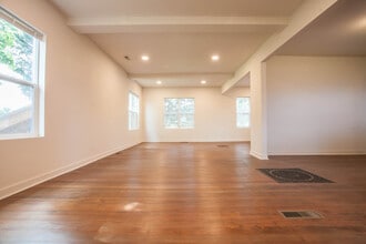 2100 Kenwood Dr in Hood River, OR - Building Photo - Building Photo