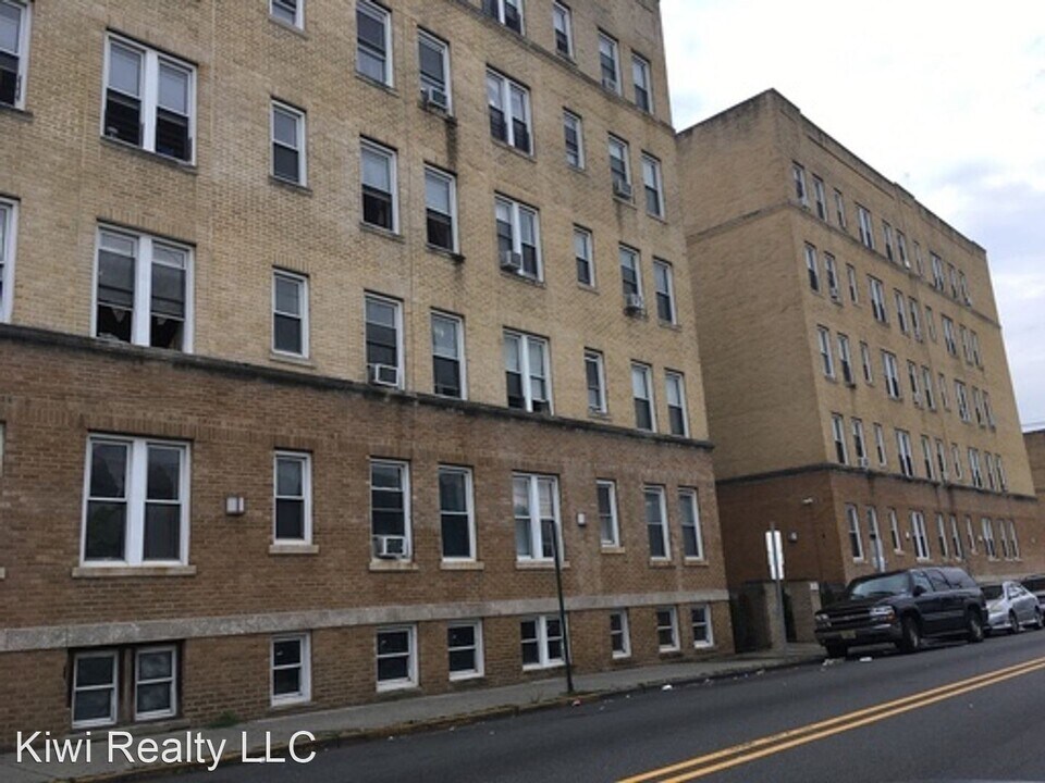 288 Rosa Parks Blvd in Paterson, NJ - Building Photo