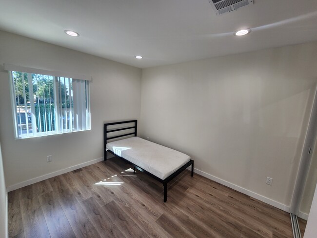 17609 Los Alimos St in Granada Hills, CA - Building Photo - Building Photo