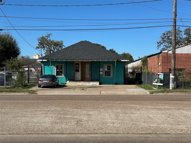 304 Lockwood Dr in Houston, TX - Building Photo - Building Photo