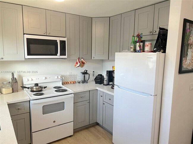 5218 SW 91st Ave in Cooper City, FL - Building Photo - Building Photo