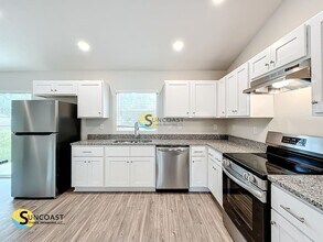 303 Chiquita Blvd N in Cape Coral, FL - Building Photo - Building Photo