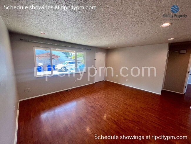 132 NE Liberty Ave in Gresham, OR - Building Photo - Building Photo