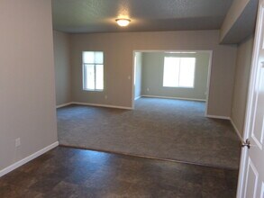 4002 University Ave, Unit 6 in Waterloo, IA - Building Photo - Building Photo