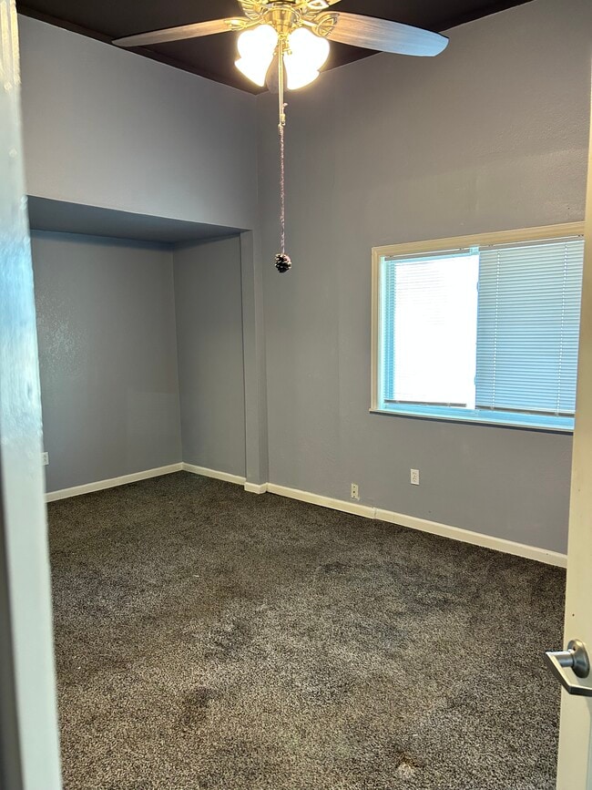 324 Washington St, Unit A in Oskaloosa, KS - Building Photo - Building Photo