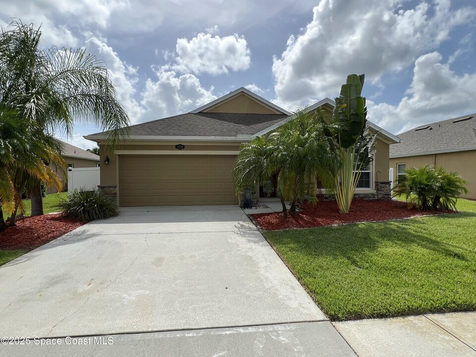 2070 Snapdragon Dr NW in Palm Bay, FL - Building Photo