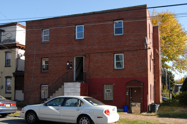 4833 Penn St in Philadelphia, PA - Foto de edificio - Building Photo