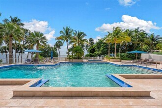 3 Grove Isle Dr, Unit C605 in Coral Gables, FL - Foto de edificio - Building Photo