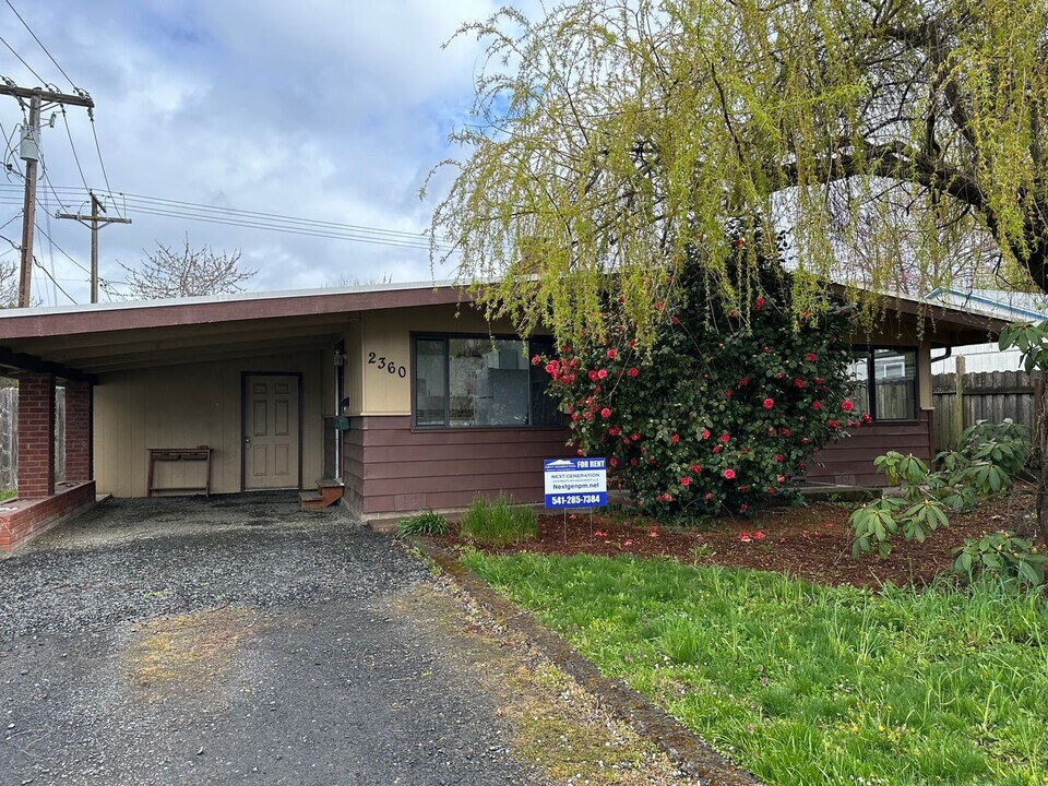 2360 D St in Springfield, OR - Building Photo