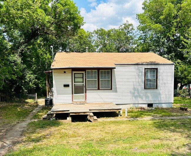 property at 746 W 1st St